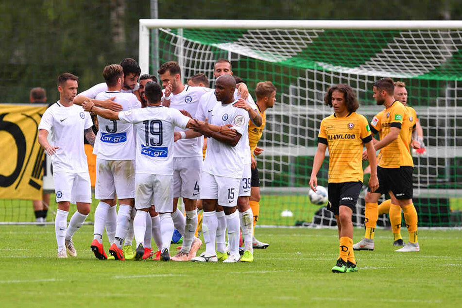 Bitteres Gegentor für die Schwarz-Gelben: Die Kicker von Atromitos Athen bejubeln den Treffer zum 1:0.