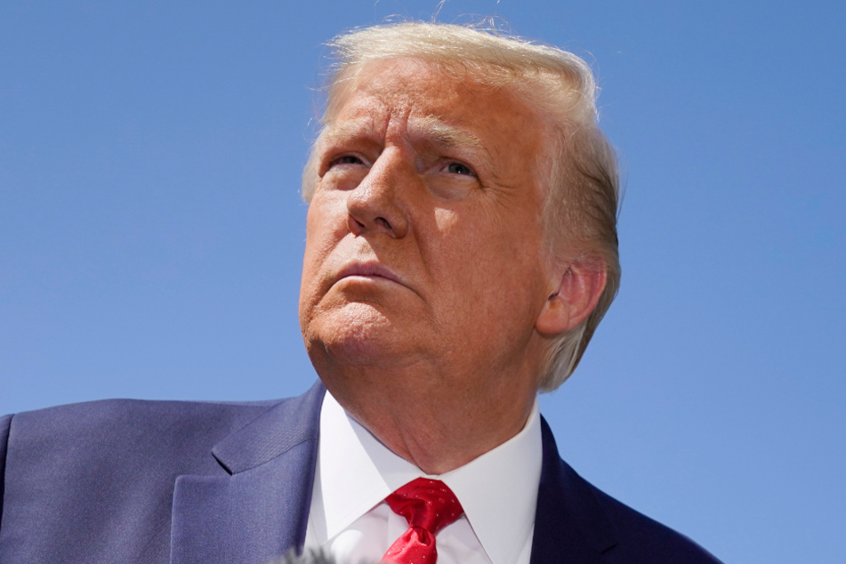 Donald Trump, Präsident der USA, spricht auf dem Südrasen des Weißen Hauses mit Journalisten. Trump fliegt aktuell für Wahlkampfauftritte nach Minnesota und Wisconsin.