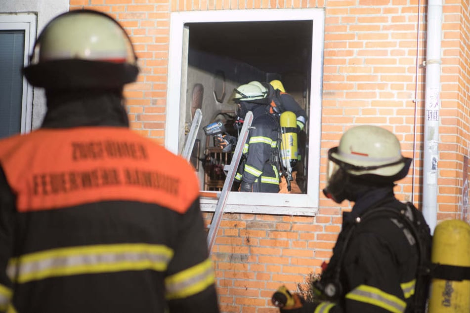 Die Feuer fand den Mann leblos vor einem Fenster liegend vor.