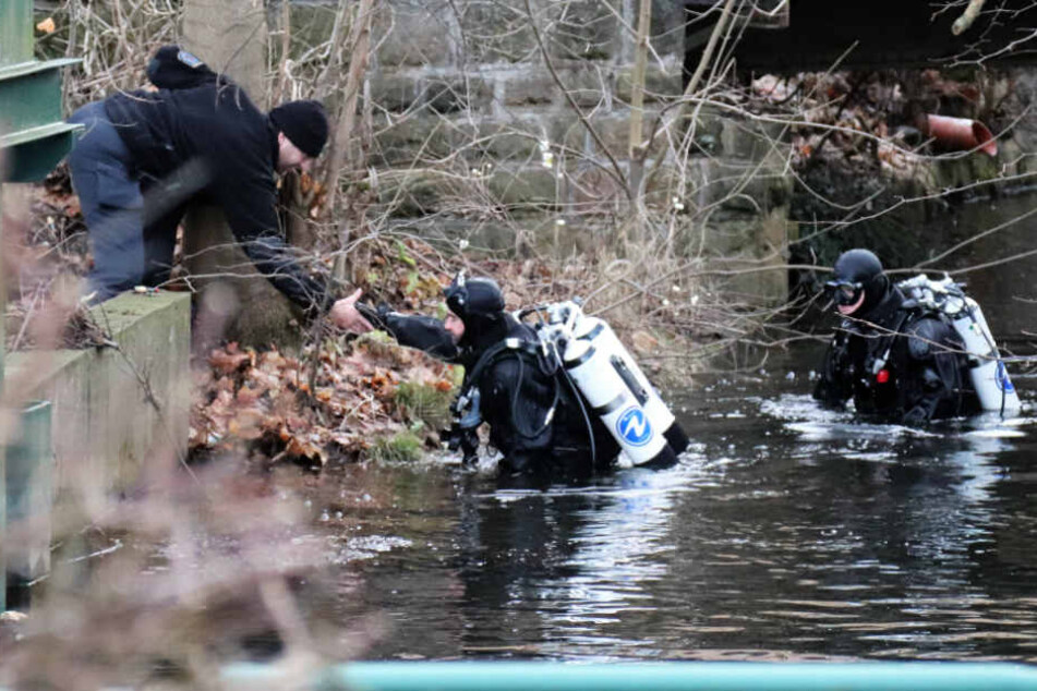 Taucher bergen die Leiche in Ilmenau.