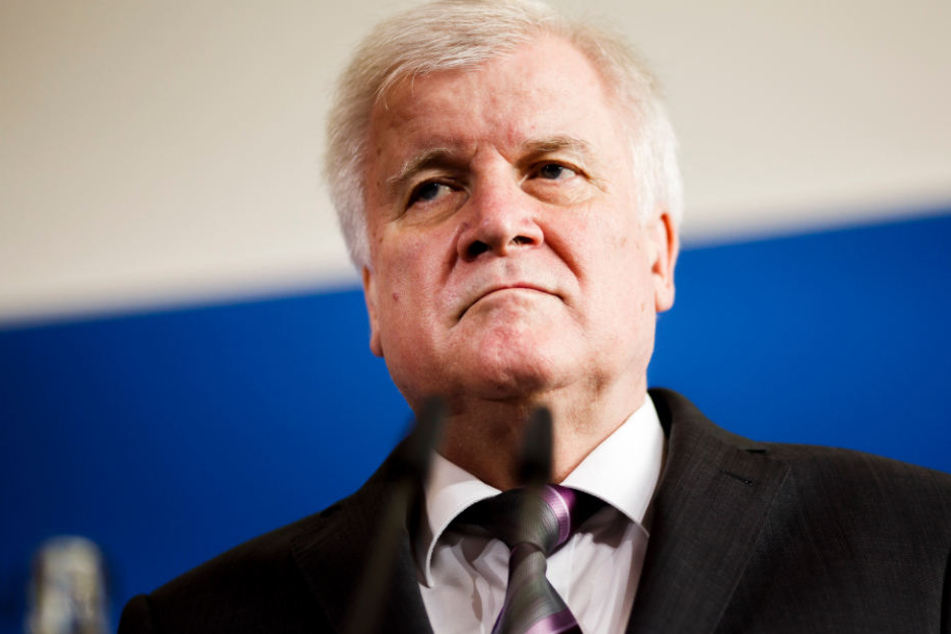 Seehofer sitzt am längeren Hebel und könnte die Kanzlerin in die Knie zwingen.