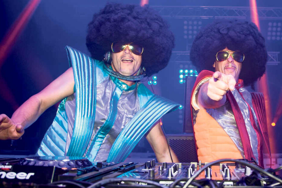 Sonnenbrille, Afro-Perücke, schrille Klamotten - so legen "Disco Dice" auf. Nur vor einem Auftritt vergaß Steffen die Hosen im Wäschetrockner.