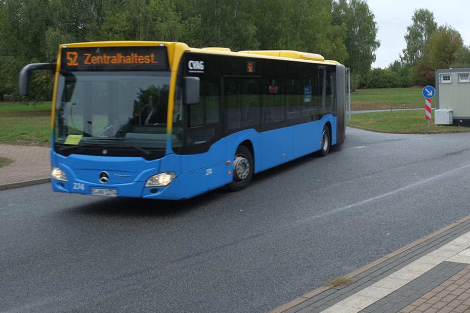 Männer prügeln ohne Vorwarnung auf Busfahrer ein: Krankenhaus