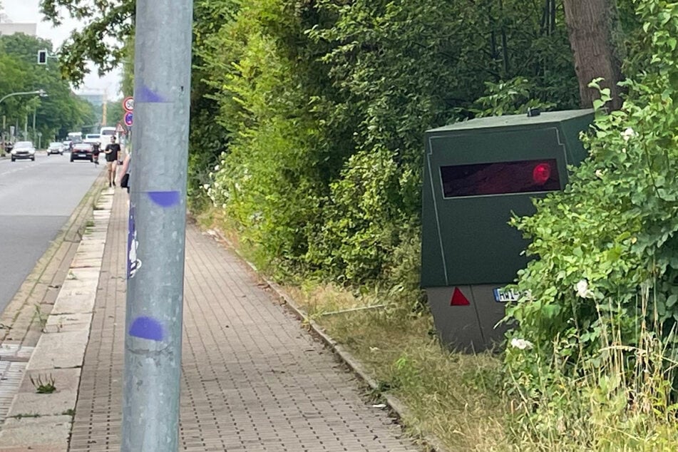 Der Blitzeranhänger befindet sich nun an der Strehlener Straße in Richtung Hauptbahnhof.