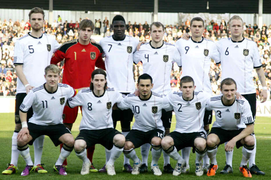 Was für eine U21-Nationalmannschaft! Hinten v.li.: Jan Kirchhoff, Kevin Trapp, Peniel Mlapa, Neumann, Pierre-Michel Lasogga, Kevin Vogt. Unten v.li. Lewis Holtby, Sebastian Rudy, Ilkay Gündogan, Sebastian Jung & Konstantin Rausch.