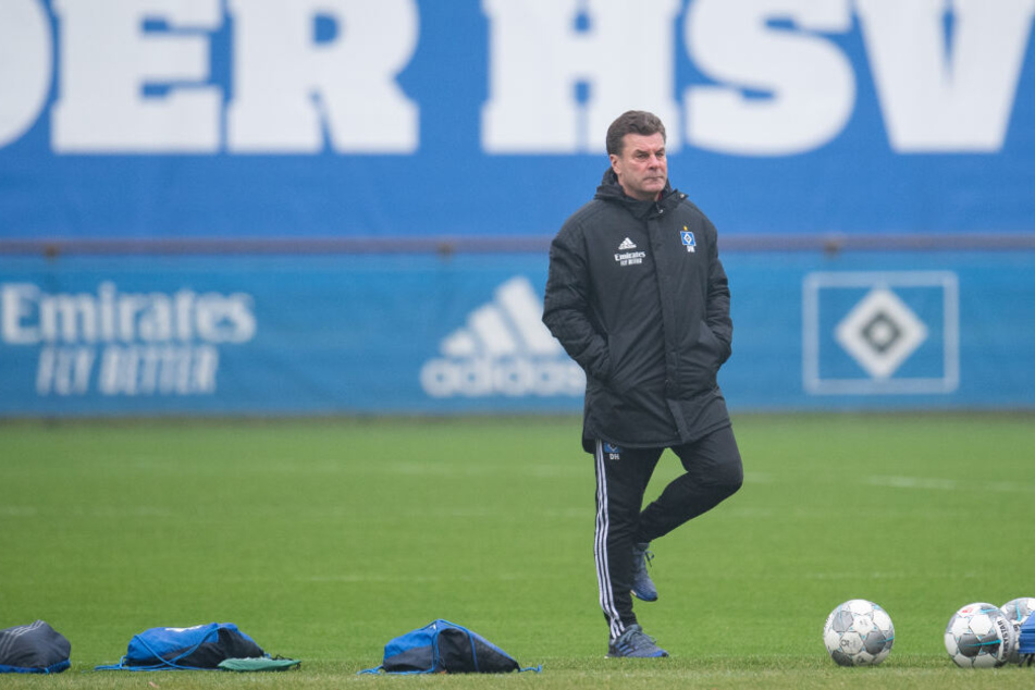 HSV-Trainer Dieter Hecking steht auf dem Trainingsplatz.
