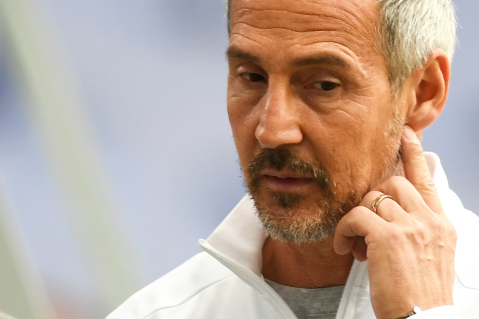 Das Foto zeigt Frankfurts Cheftrainer Adi Hütter vor dem Spiel gegen Schalke 04.