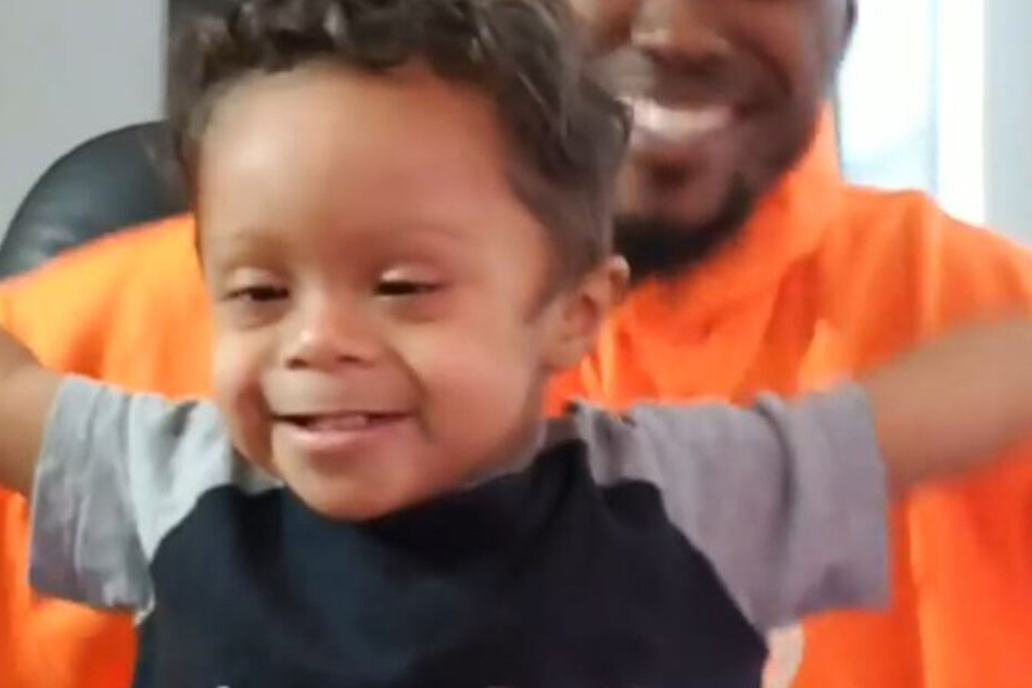 Kristian (2) feiert mit seinem Vater Kenny den Sieg über seine Leukämie.
