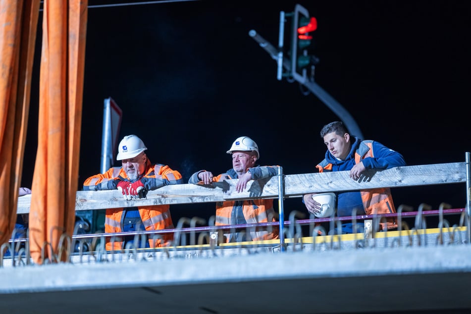 Arbeiter überwachten am Donnerstagabend den Einbau der Träger.