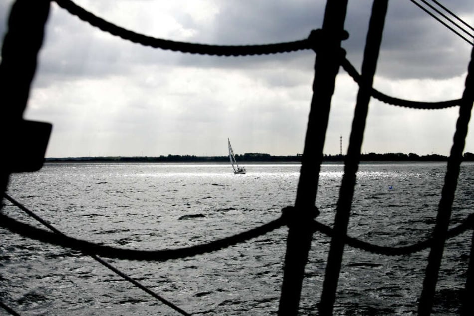 Mehrere Segler wurden von der Wucht des Gewitters auf der Ostsee überrascht. (Symbolbild)