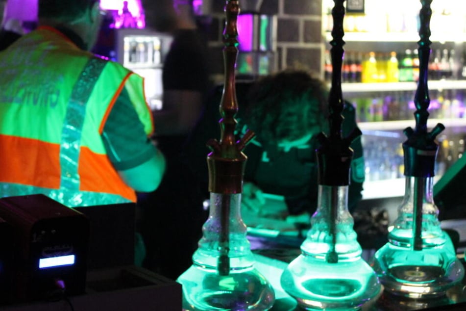Schon wieder Großrazzia in Shisha-Lounges: Über 80 Bars, 700 Kilo Tabak beschlagnahmt!