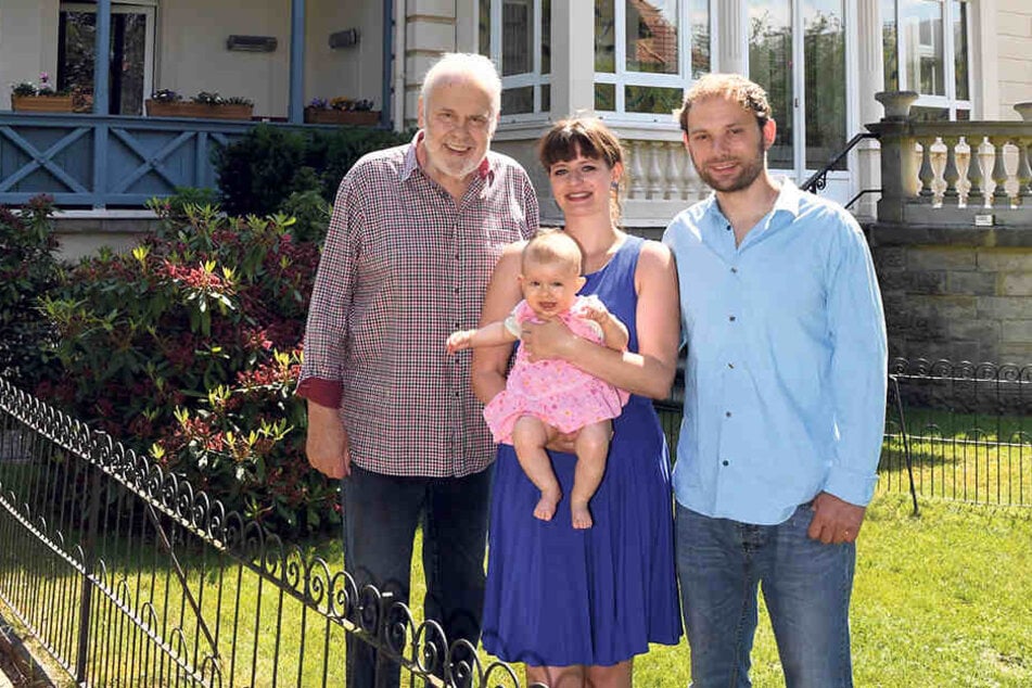 Gunther Emmerlich (73, l.) lebt zusammen mit Daniela Bosse (29), Mia Malina (8 Monate) und seinem Sohn Johannes (35) in der "Villa Maria".