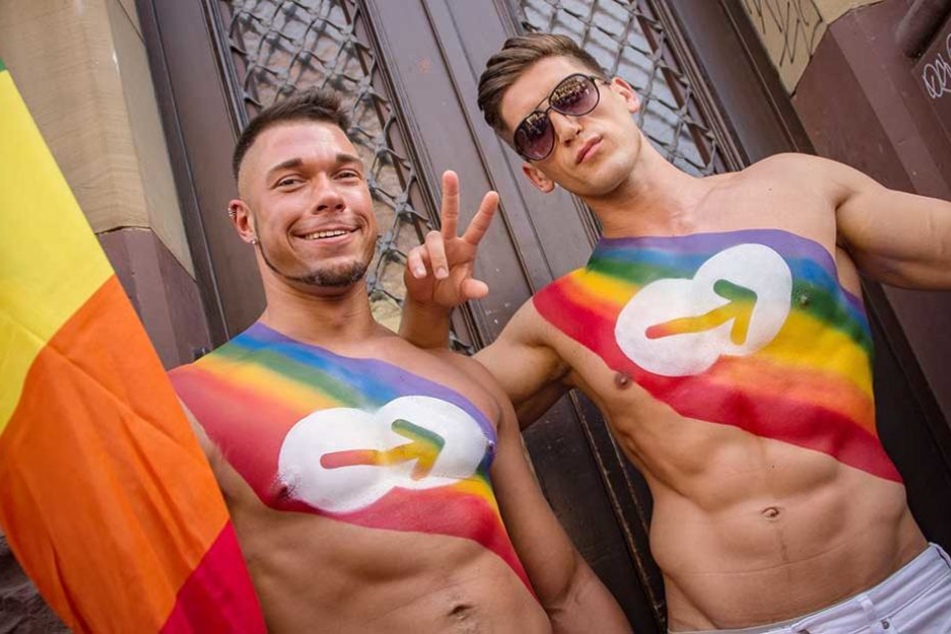 Zwei homosexuelle Männer beim Christopher Street Day.