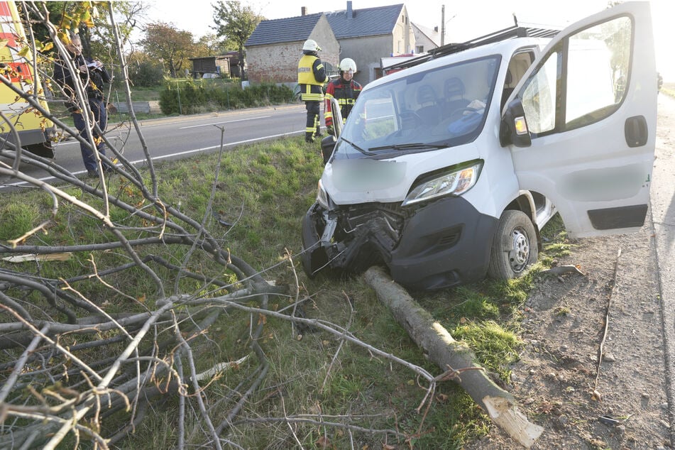 Das Auto kam nach links von der Fahrbahn ab und blieb im Straßengraben stehen.