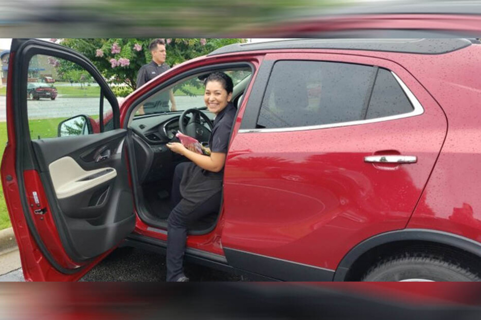 Maria Elena Barragan in ihrem neuen Buick.