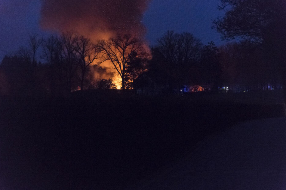 Im Dunkel der Nacht flackern die Flammen.