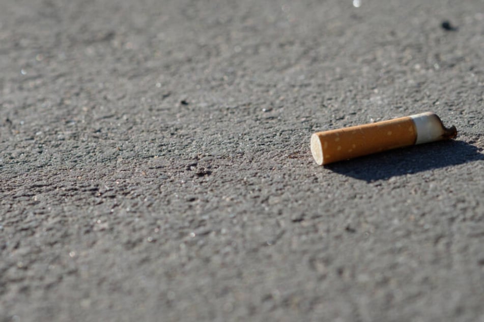 Wer achtlos Zigarettenkippen auf Bürgersteig oder Straße wirft, wird in Berlin demnächst deutlich stärker zur Kasse gebeten. (Symbolbild)