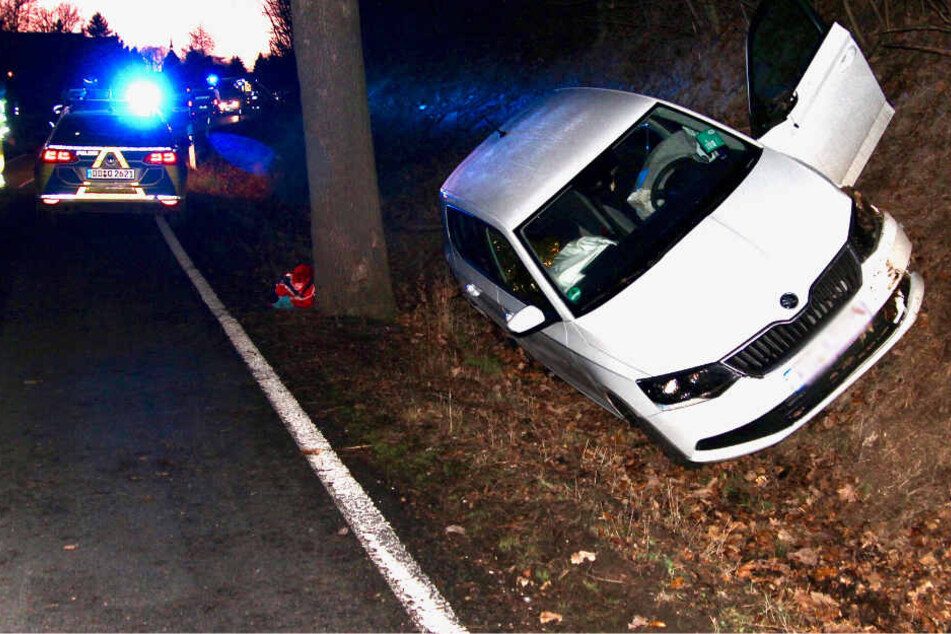 Der weiße Skoda nach dem Unfall.