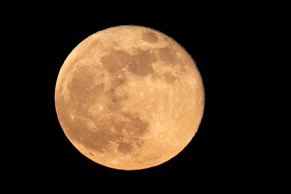 So eindrucksvoll konnte am 27. April der Mond über Nürnberg beobachtet werden. Dieses Mal könnten Wetteraussichten das Naturphänomen trüben.