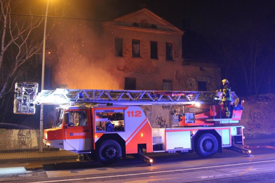 Ein leerstehendes Haus in der Burgauenstraße (Böhlitz-Ehrenberg) ist in Brand geraten.