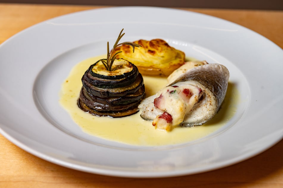 Gefülltes Doradenfilet mit Fetakartoffel gehört zu den Menüangeboten beim Leipziger Opernball.