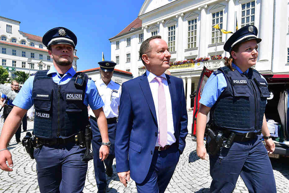 Die Polizeikommissare Nadja Wagenschwanz (rechts) und Nils Forberger gehen mit Thüringens Innenminister Holger Poppenhäger (SPD) in Sonneberg auf Streife.