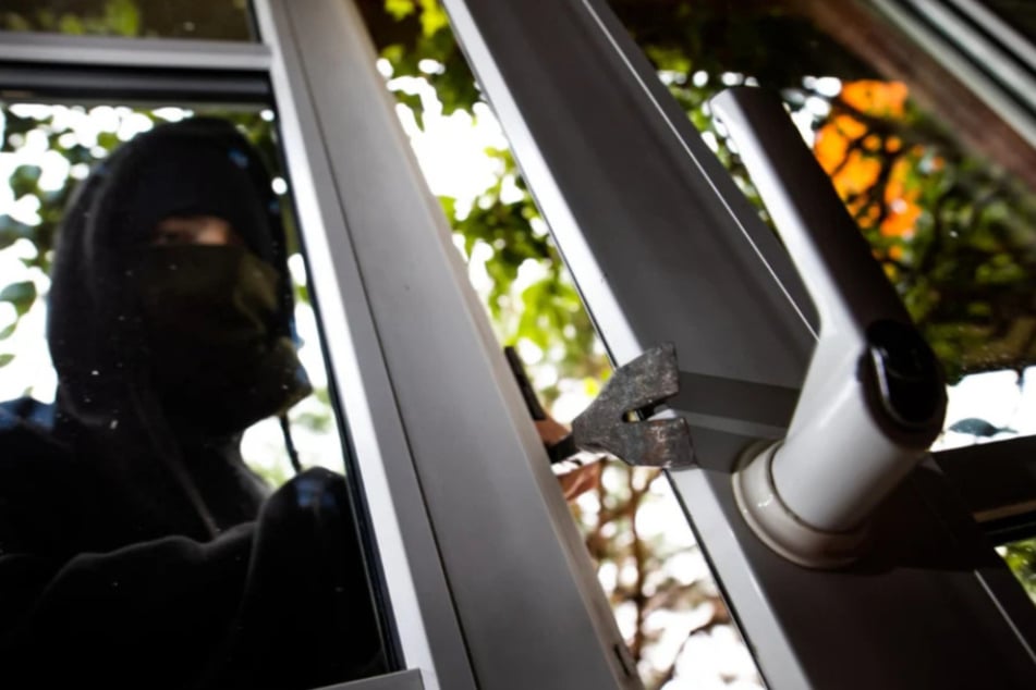 Am Samstag verschafften sich die Täter in beiden Fällen den Zutritt durch eine Hintertür. (Symbolbild)