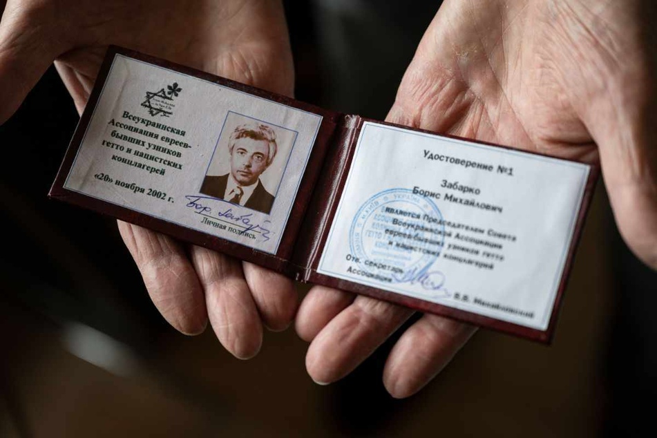 Sabarko zeigt einen Ausweis der Allukrainischen Assoziation der Juden, ehemaligen Häftlinge der Ghettos und nazistischen KZs.
