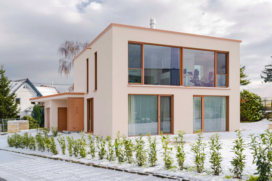 Bei diesem Einfamilienhaus in Dresden wurde viel Wert auf eine gezielte Anordnung und Ausrichtung der Räume, sowie großzügige Fensterflächen gelegt.