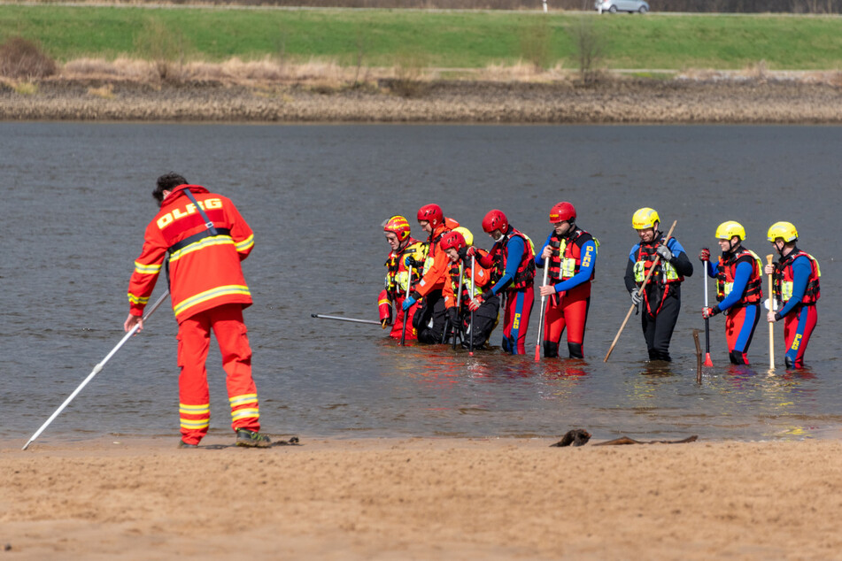 Einsatzkräfte suchen den Elbstrand nach Spuren ab.