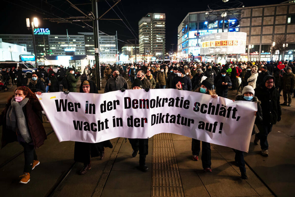 Berliner demonstrieren gegen und für Corona-Politik, Medien bei Rede diffamiert