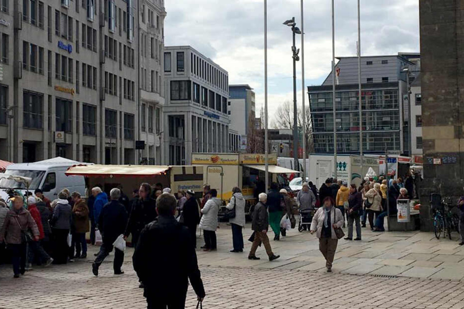 Kurz vor Mittag strömten noch zahlreiche Besucher über den Jahrmarkt. Wenig später mussten die Stände geschlossen werden.