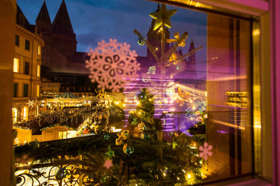 Ein Blick auf den Weihnachtsmarkt in Mainz.