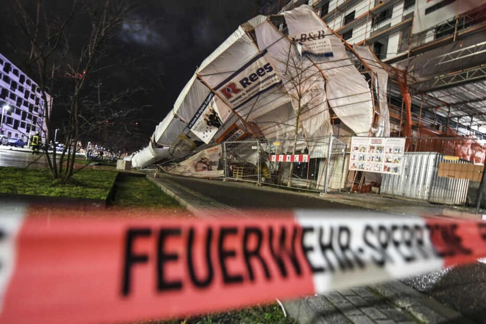 Ein Baugerüst kippte in Freiburg um.