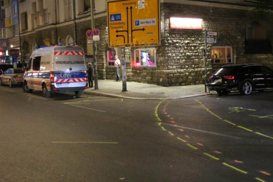 Die Polizei markierte den Weg des verunfallten Wagens am Boden.