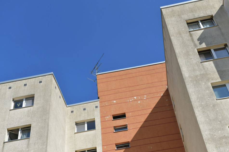 Blick auf ein Mehrfamilienhaus in Berlin, in dem der festgenommen mutmaßliche Islamist wohnte.