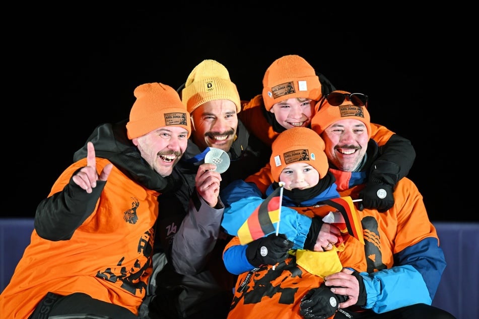 Axel Jungk (2.v.l.) jubelt nach der Siegerehrung mit seinen Brüdern und den Neffen über seine Silbermedaille.