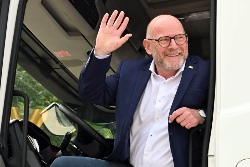 Verkehrsminister Winfried Hermann (68, Grüne) am Montag im Führerhaus eines Elektro-Lasters.