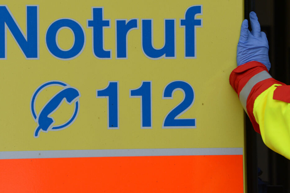 Der Rettungsdienst kümmerte sich um die verletzten Lastwagenfahrer. (Symbolbild)