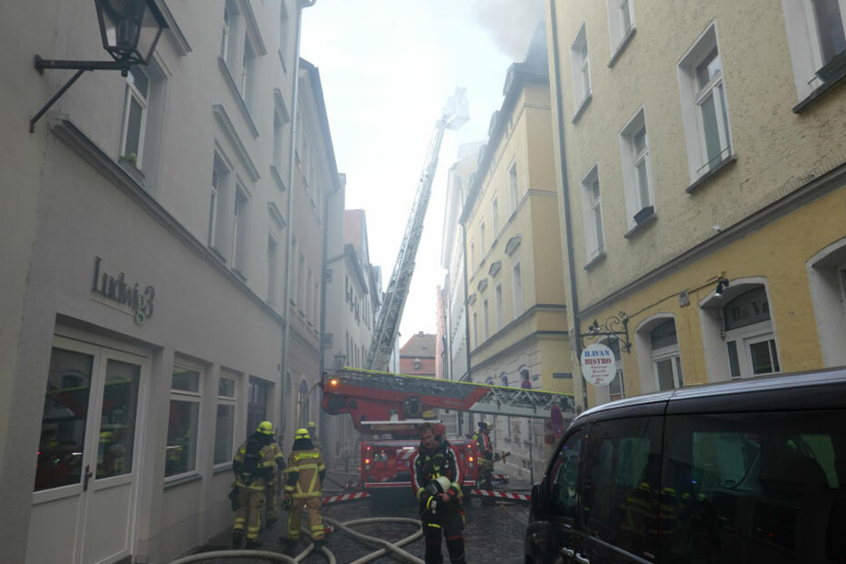 Der Einsatz war kompliziert, weil das Gebäude nur von einer Seite mit der Drehleiter angefahren werden konnte.