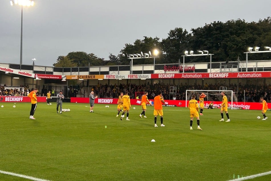 Die Dynamo-Profis machen sich in der Sportclub-Arena warm, mittlerweile regnet es in Verl.