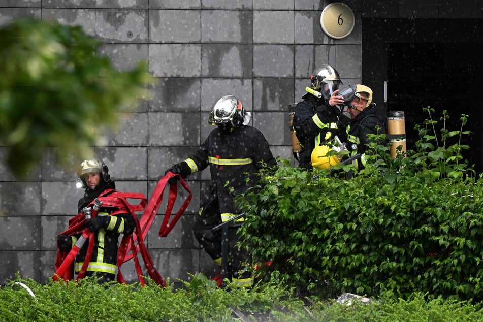 Das Feuer soll gegen 0.30 Uhr in der vierten Etage des Wohnhauses ausgebrochen sein.