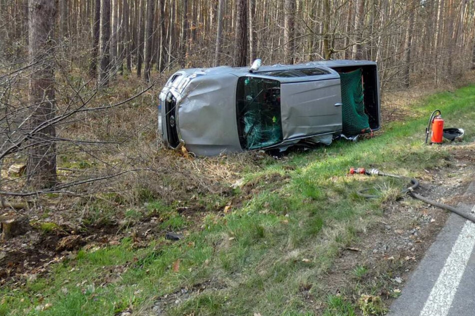 Sekundenschlaf! Fahrerin verletzt, Bundesstraße voll gesperrt