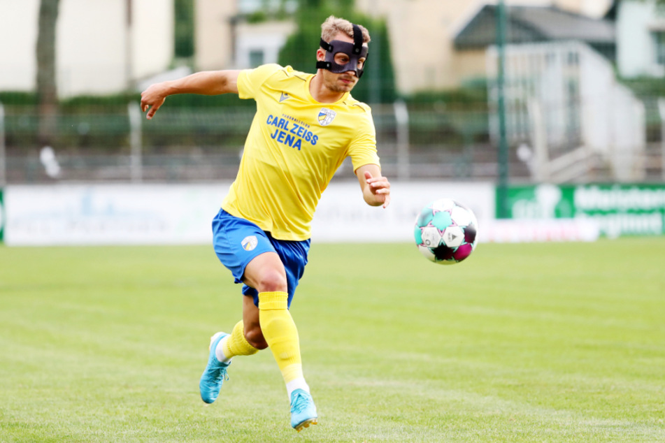 Der Ex-Chemnitzer Maximilian Oesterhelweg, seit einem Nasenbeinbruch mit Maske aktiv, ist derzeit der gefährlichste Jenaer, erzielte schon vier Treffer.