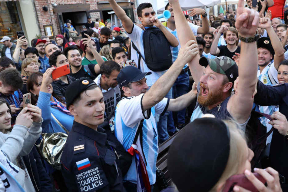 In der Innenstadt von Moskau feiern Fans aus Argentinien ihr Team.
