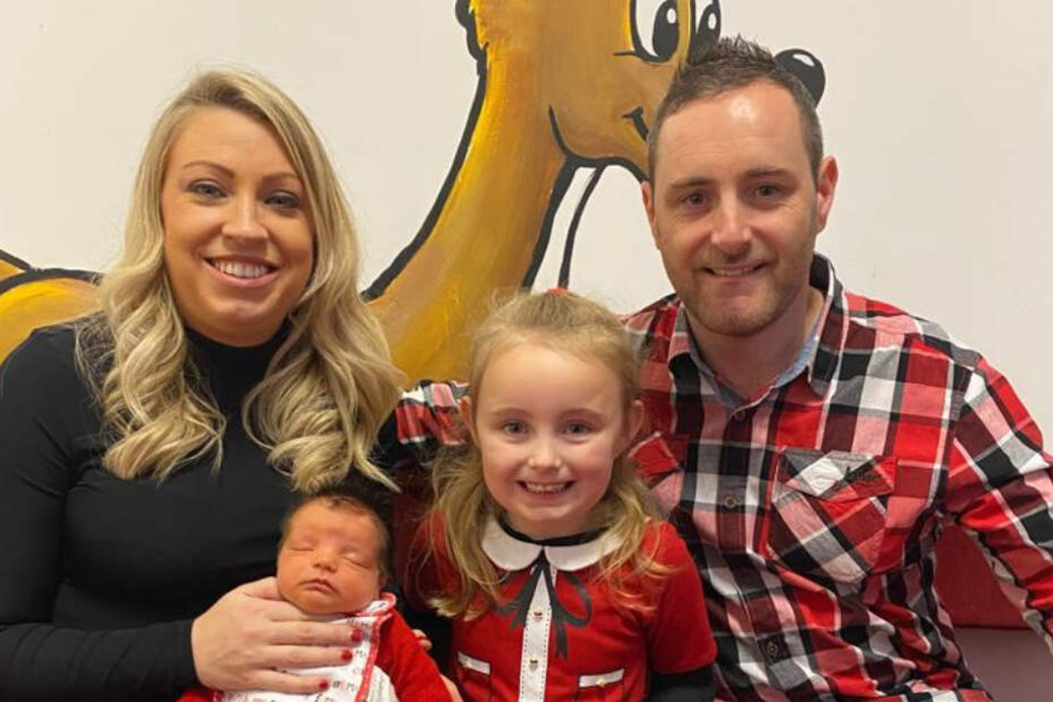 Ohne den tollkühnen Einsatz der kleinen Priya würde es diese glückliche Familie so nicht mehr geben.