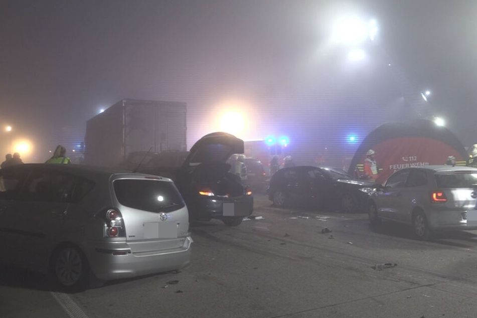 Die Autobahn glich nach der Massenkarambolage einem Trümmerfeld.
