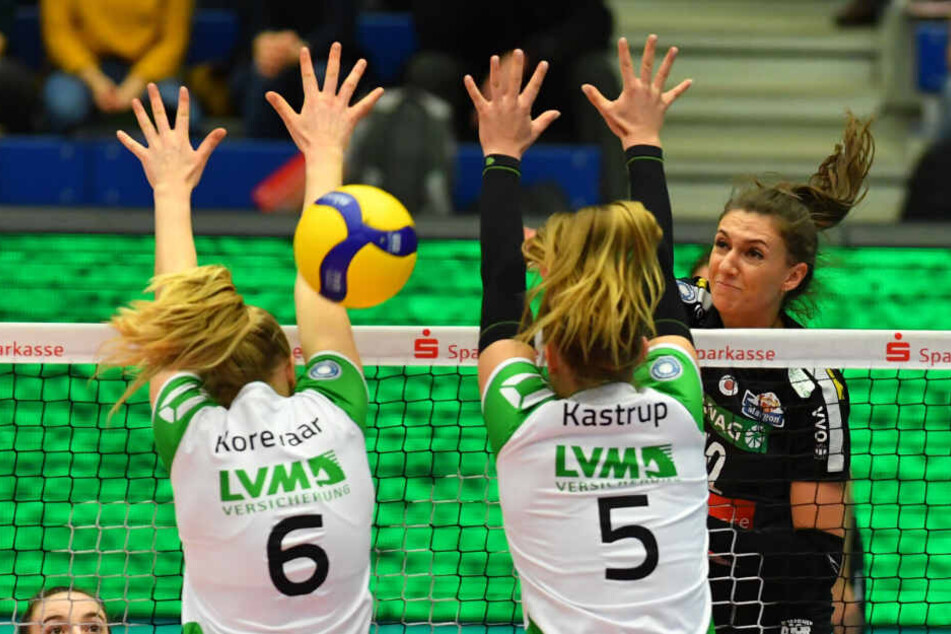 Lena Stigrot schlägt energisch zu und schmettert den Ball durch den Münsteraner Block von Demi Korevaar und Liza Kastrup