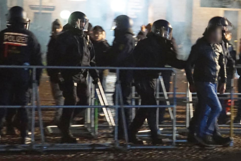 Beamte nehmen in der Innenstadt einen Mann fest.
