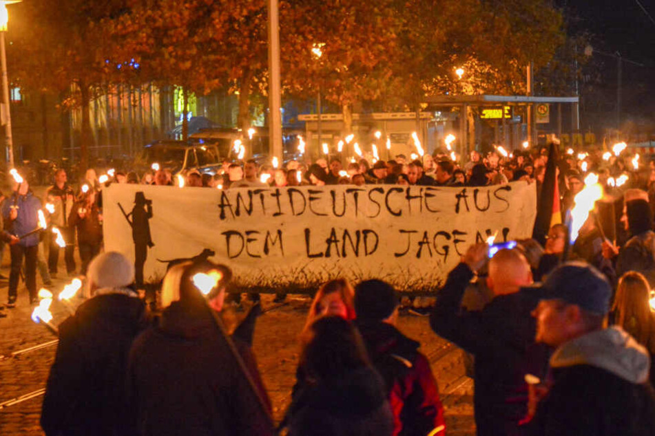 An einem Fackelmarsch durch die Magdeburger Innenstadt nahmen am Samstag hunderte rechte Demonstranten teil.
